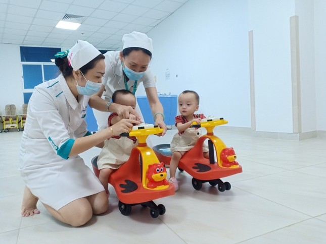 Song Nhi đến viện tái khám, thích thú trổ tài 'đua xe' ảnh 8