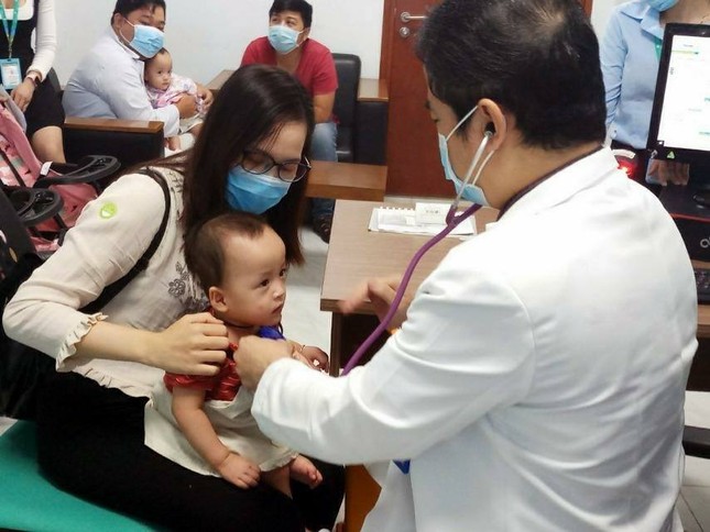Song Nhi đến viện tái khám, thích thú trổ tài 'đua xe' ảnh 6