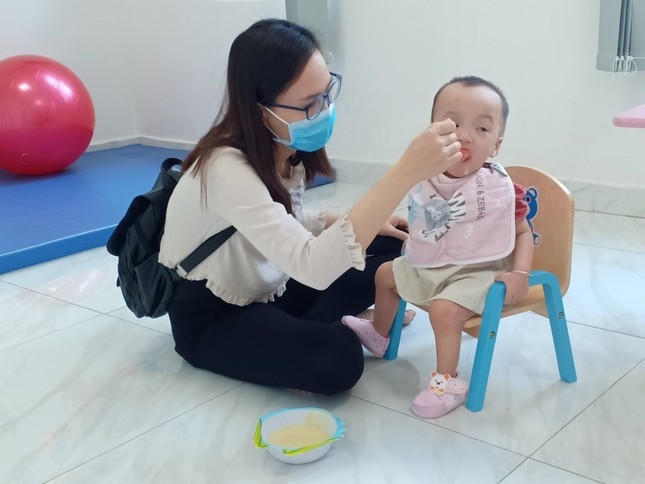 Song Nhi đến viện tái khám, thích thú trổ tài 'đua xe' ảnh 10