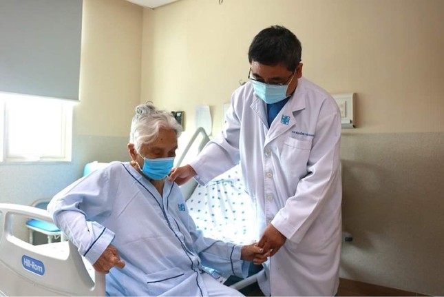 Cụ bà 105 tuổi hồi phục thần kỳ sau 3 ca đại phẫu ảnh 1