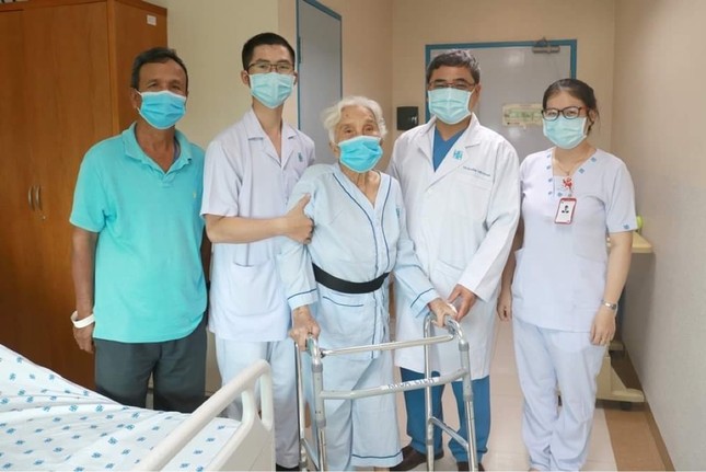 Cụ bà 105 tuổi hồi phục thần kỳ sau 3 ca đại phẫu ảnh 2
