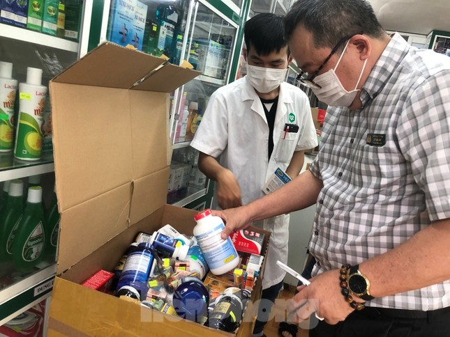 TPHCM: Đột kích nhà thuốc, phát hiện nhiều thực phẩm chức năng không rõ nguồn gốc ảnh 2