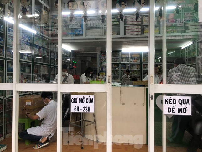 TPHCM: Đột kích nhà thuốc, phát hiện nhiều thực phẩm chức năng không rõ nguồn gốc ảnh 7