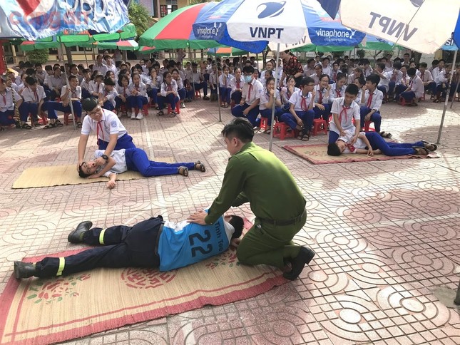 Bé trai ngưng tim, ngưng thở do té vào xô nước ảnh 1
