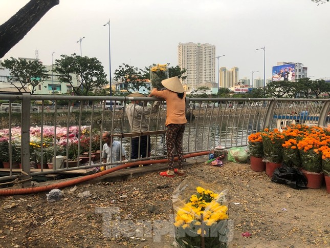 Chèo thuyền SUP lướt sông Sài Gòn đi chợ hoa Tết ảnh 16
