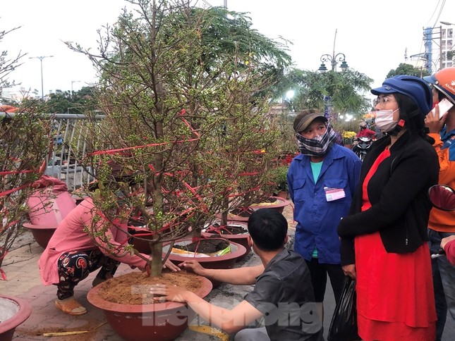 Chèo thuyền SUP lướt sông Sài Gòn đi chợ hoa Tết ảnh 10