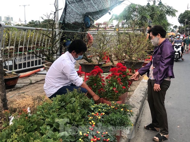 Chèo thuyền SUP lướt sông Sài Gòn đi chợ hoa Tết ảnh 11