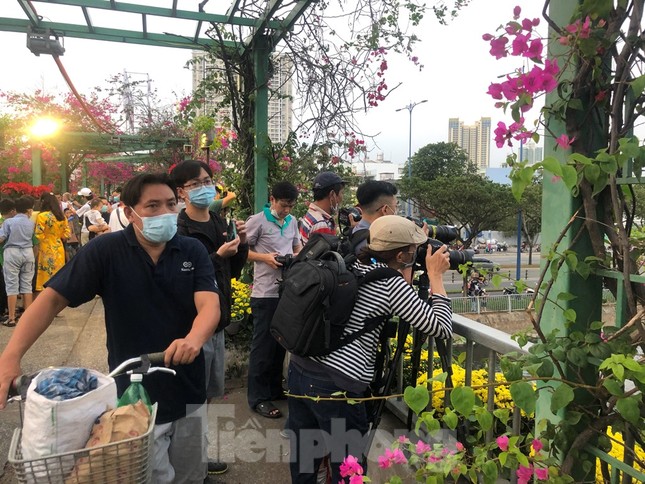 Chèo thuyền SUP lướt sông Sài Gòn đi chợ hoa Tết ảnh 23