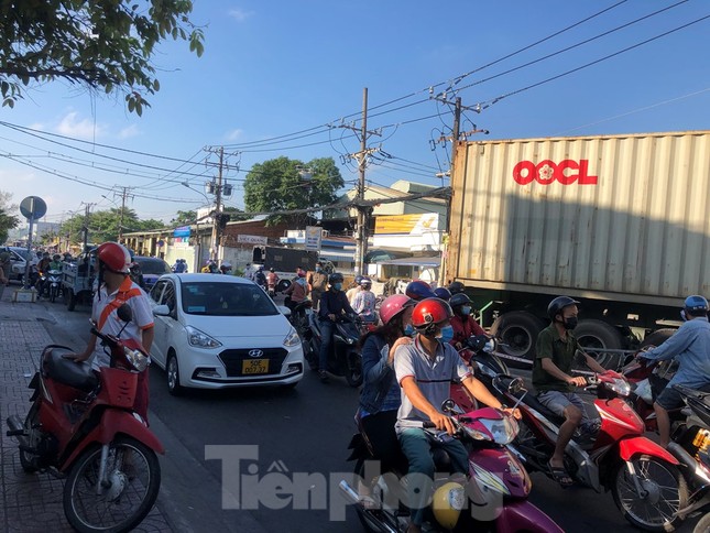 Kinh hãi cảnh container kéo lê xe máy, lao vào nhà dân lúc tinh mơ ảnh 6