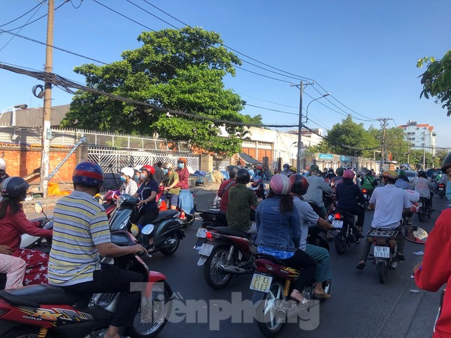Kinh hãi cảnh container kéo lê xe máy, lao vào nhà dân lúc tinh mơ ảnh 7