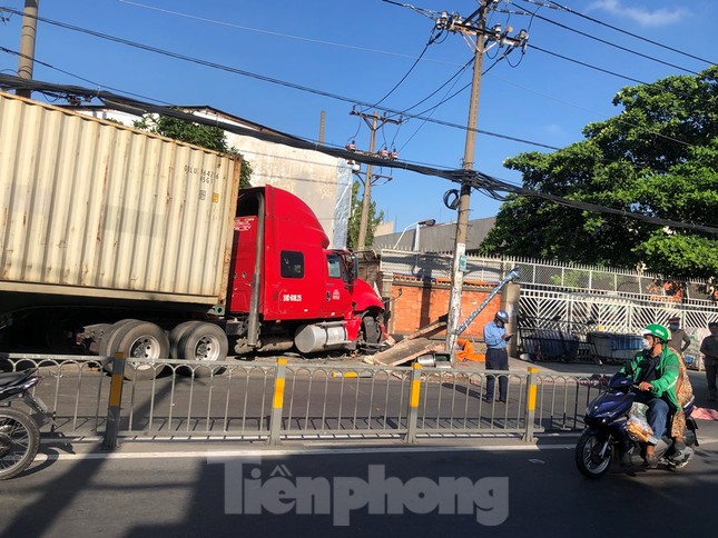Kinh hãi cảnh container kéo lê xe máy, lao vào nhà dân lúc tinh mơ ảnh 2