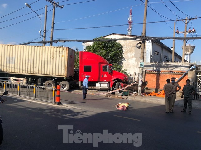 Kinh hãi cảnh container kéo lê xe máy, lao vào nhà dân lúc tinh mơ ảnh 1