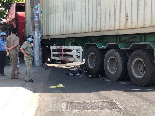 Kinh hãi cảnh container kéo lê xe máy, lao vào nhà dân lúc tinh mơ ảnh 3