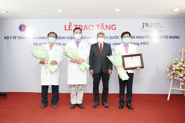 Thứ trưởng Bộ Y tế thăm chàng trai từng phải sống với 'gương mặt quỷ' ảnh 2