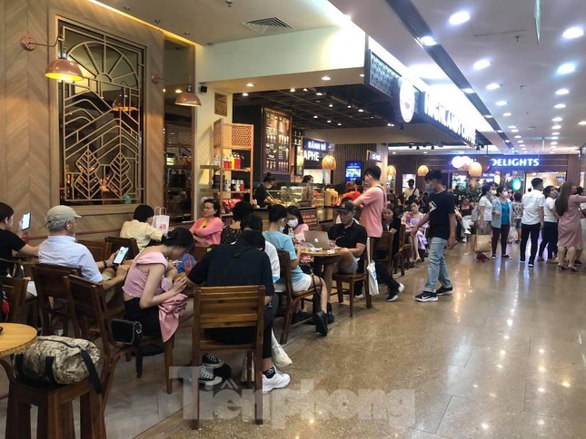 Du khách ùn ùn đến Thảo Cầm Viên ngày nghỉ lễ Giỗ Tổ ảnh 18