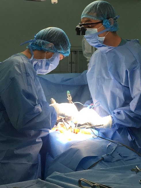 Đang nằm võng, người đàn ông thủng tim vì cửa kính rơi ảnh 1