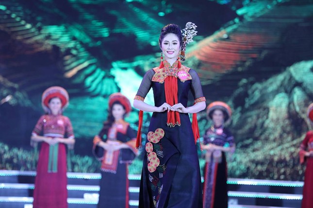 Thí sinh chung kết HHVN 2018 khoe dáng quyến rũ với áo dài ảnh 2