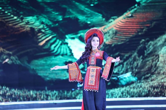 Thí sinh chung kết HHVN 2018 khoe dáng quyến rũ với áo dài ảnh 5
