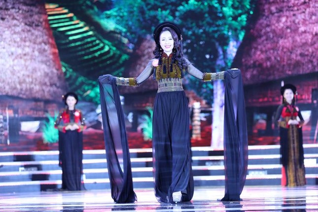 Thí sinh chung kết HHVN 2018 khoe dáng quyến rũ với áo dài ảnh 11