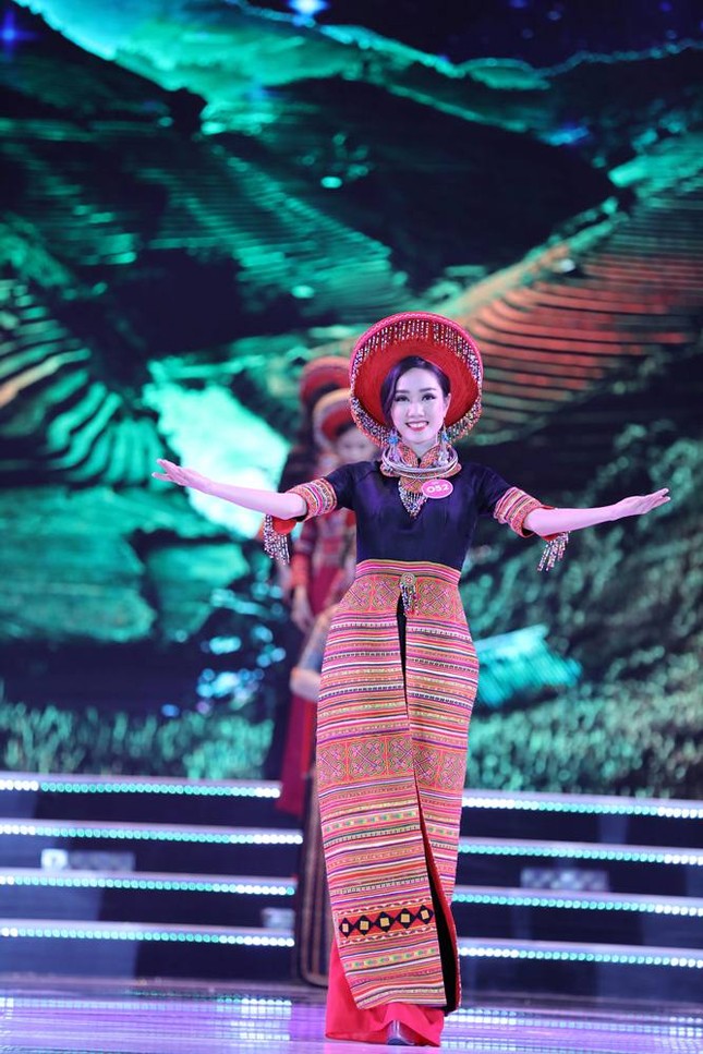 Thí sinh chung kết HHVN 2018 khoe dáng quyến rũ với áo dài ảnh 16
