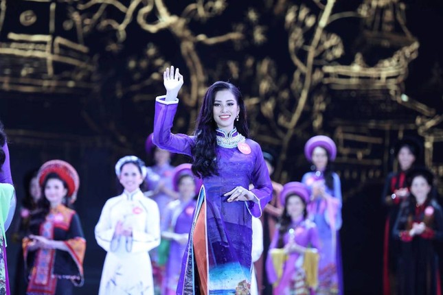 Thí sinh chung kết HHVN 2018 khoe dáng quyến rũ với áo dài ảnh 13