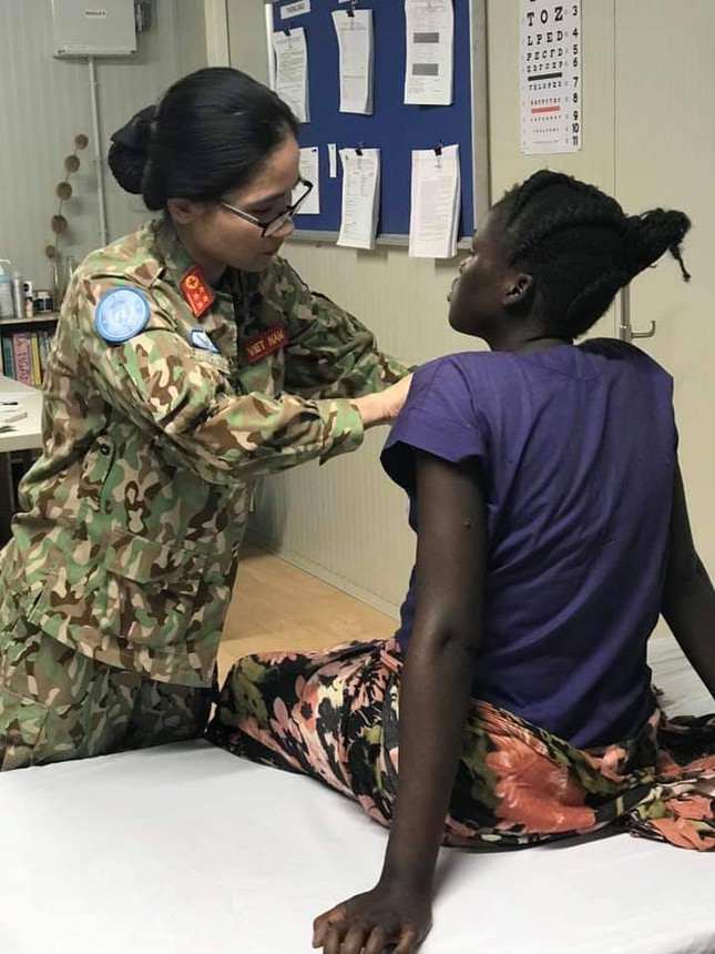 Cứu sống vợ con Thống đốc ở Nam Sudan, bác sĩ Việt được tặng...bò ảnh 1