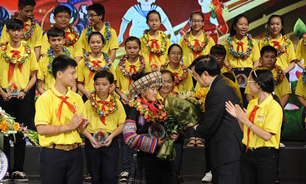 Toàn cảnh Lễ Tuyên dương Cháu ngoan Bác Hồ toàn quốc 2015 ảnh 4