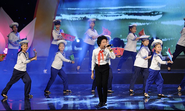 Toàn cảnh Lễ Tuyên dương Cháu ngoan Bác Hồ toàn quốc 2015 ảnh 10