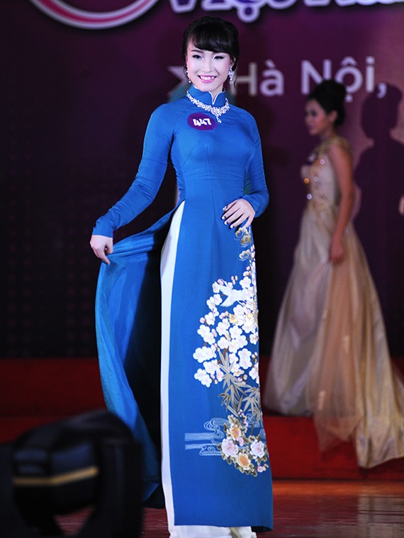 Ngắm nữ sinh viên Việt Nam duyên dáng áo dài ảnh 8