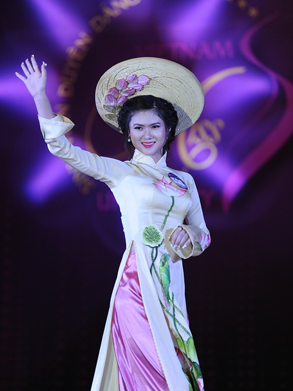Ngắm nữ sinh viên Việt Nam duyên dáng áo dài ảnh 5