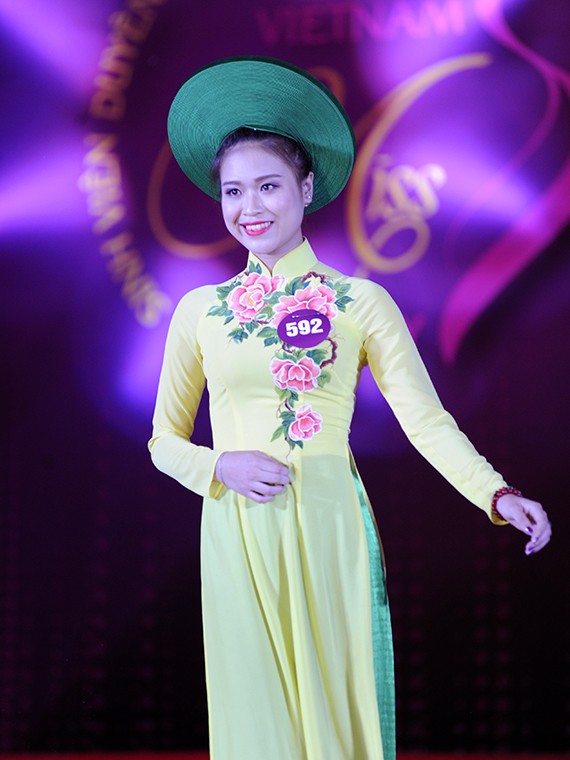 Ngắm nữ sinh viên Việt Nam duyên dáng áo dài ảnh 4