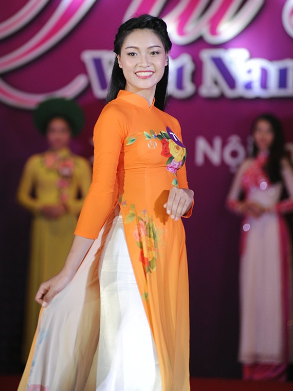 Ngắm nữ sinh viên Việt Nam duyên dáng áo dài ảnh 15