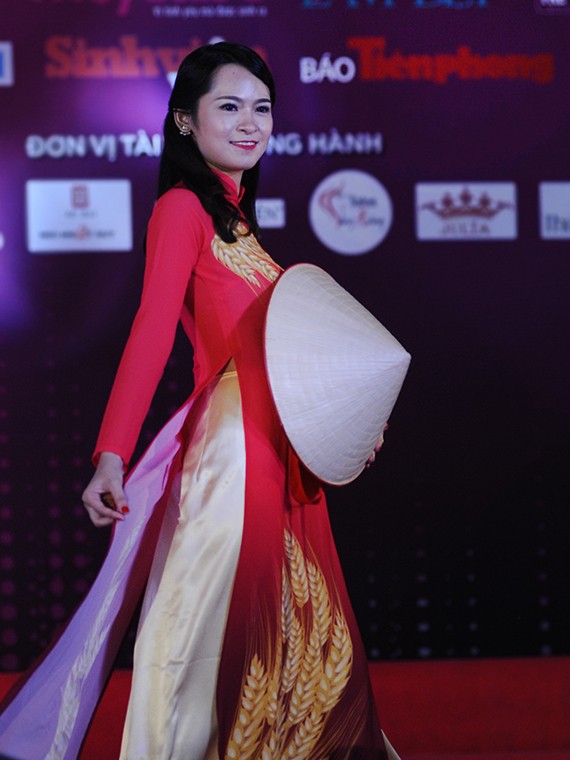 Ngắm nữ sinh viên Việt Nam duyên dáng áo dài ảnh 14
