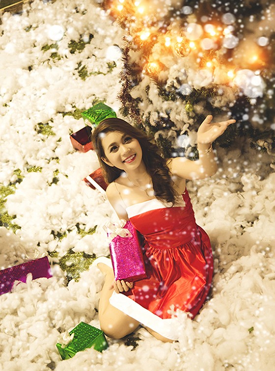 Á khôi Imiss Thăng Long vai trần gợi cảm đón Noel ảnh 4