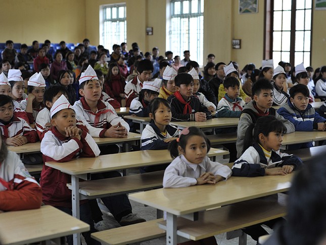 Tặng quà Tết cựu TNXP và học sinh có hoàn cảnh khó khăn ảnh 1