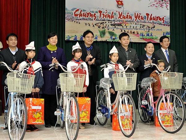 Tặng quà Tết cựu TNXP và học sinh có hoàn cảnh khó khăn ảnh 8