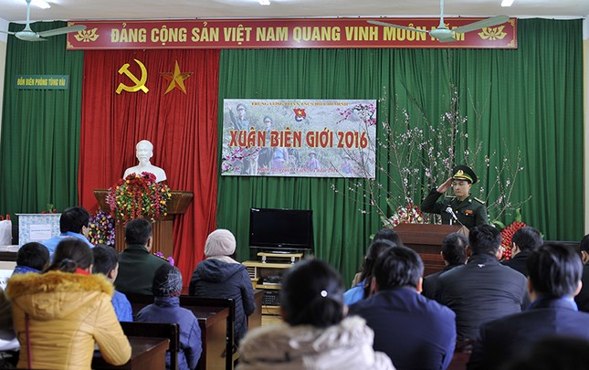 Tặng quà Tết cán bộ, chiến sỹ và đồng bào biên giới ảnh 1