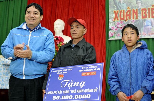 Tặng quà Tết cán bộ, chiến sỹ và đồng bào biên giới ảnh 5