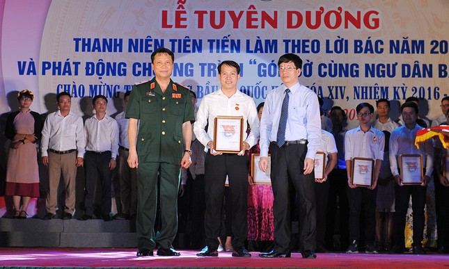 Góp hơn 2.300 lá cờ cùng ngư dân bám biển ảnh 5