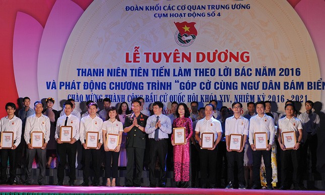 Góp hơn 2.300 lá cờ cùng ngư dân bám biển ảnh 6