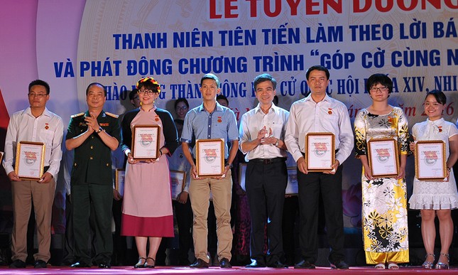 Góp hơn 2.300 lá cờ cùng ngư dân bám biển ảnh 7