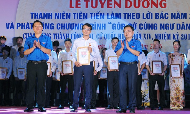 Góp hơn 2.300 lá cờ cùng ngư dân bám biển ảnh 1