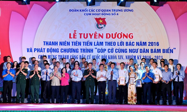 Góp hơn 2.300 lá cờ cùng ngư dân bám biển ảnh 8