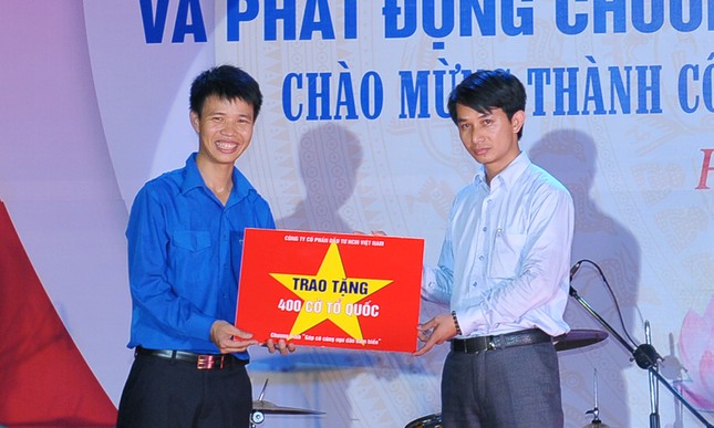Góp hơn 2.300 lá cờ cùng ngư dân bám biển ảnh 2