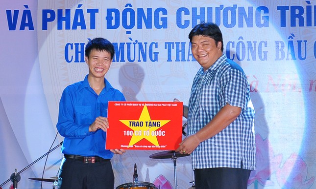 Góp hơn 2.300 lá cờ cùng ngư dân bám biển ảnh 10