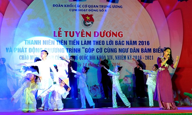 Góp hơn 2.300 lá cờ cùng ngư dân bám biển ảnh 13