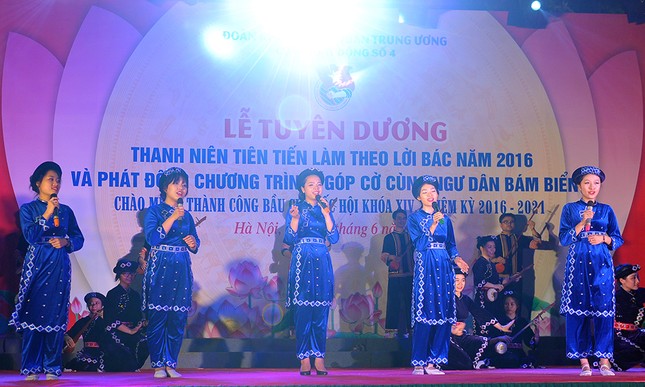 Góp hơn 2.300 lá cờ cùng ngư dân bám biển ảnh 11