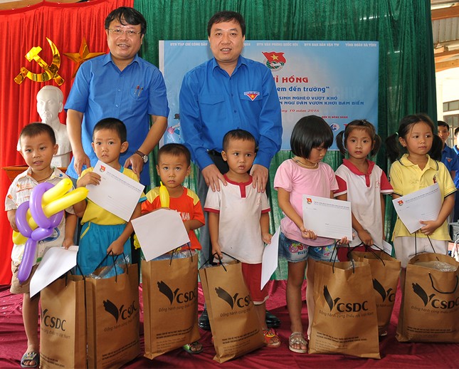 Tặng quà học sinh, ngư dân bị ảnh hưởng sự cố môi trường ảnh 2
