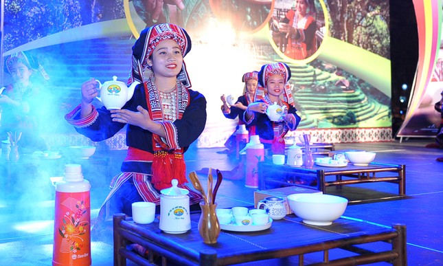 Thiếu nữ Dao khoe sắc đêm hội thưởng trà hữu cơ - Organic ảnh 6