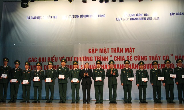Tặng 60 sổ tiết kiệm cho các 'thầy giáo quân hàm xanh' ảnh 2